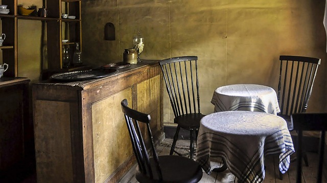 kulaté stolky restaurace.jpg